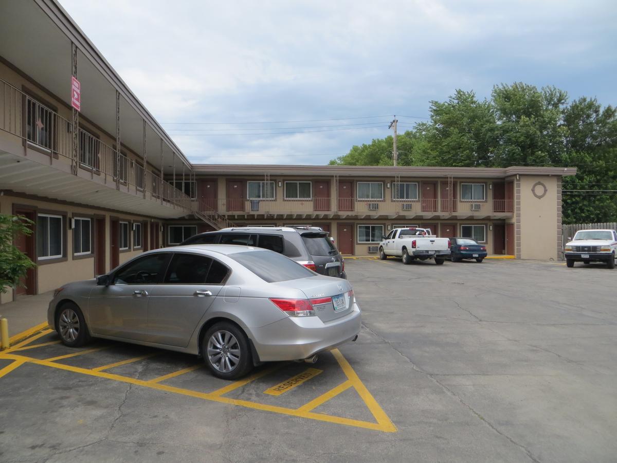 Deluxe Inn/Extended Stay - Council Bluffs Carter Lake Экстерьер фото